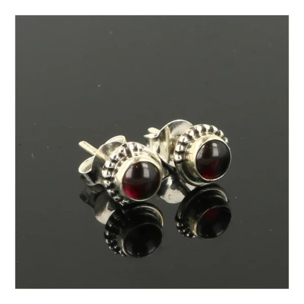 Fraaie rode granaat oorbel in zilver met diameter van 3mm