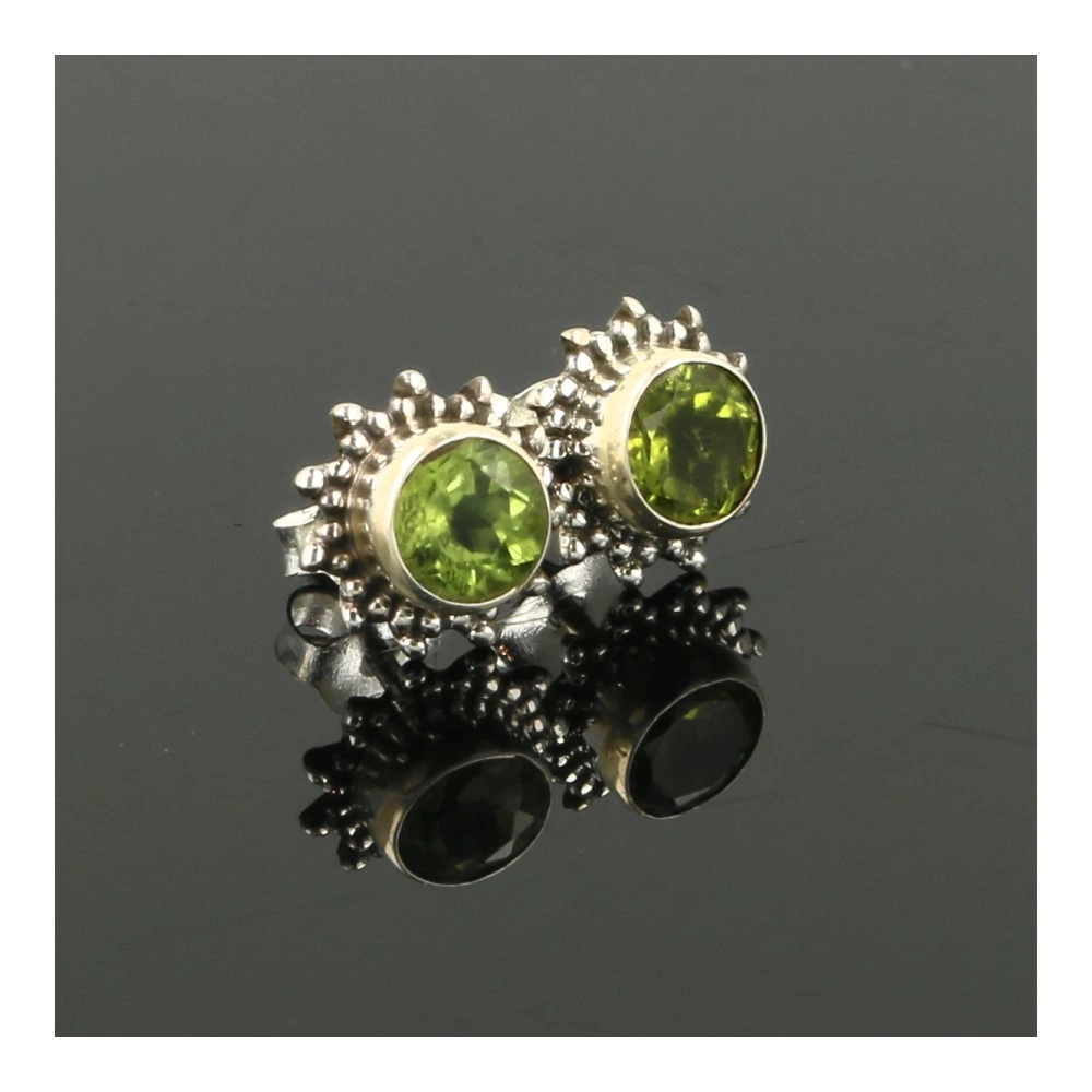 Peridoot oorbel in zilver 4mm facetgeslepen