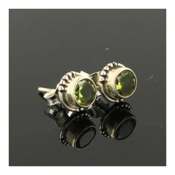 Fraaie facet geslepen peridoot oorbellen in zilver met diameter van 4mm