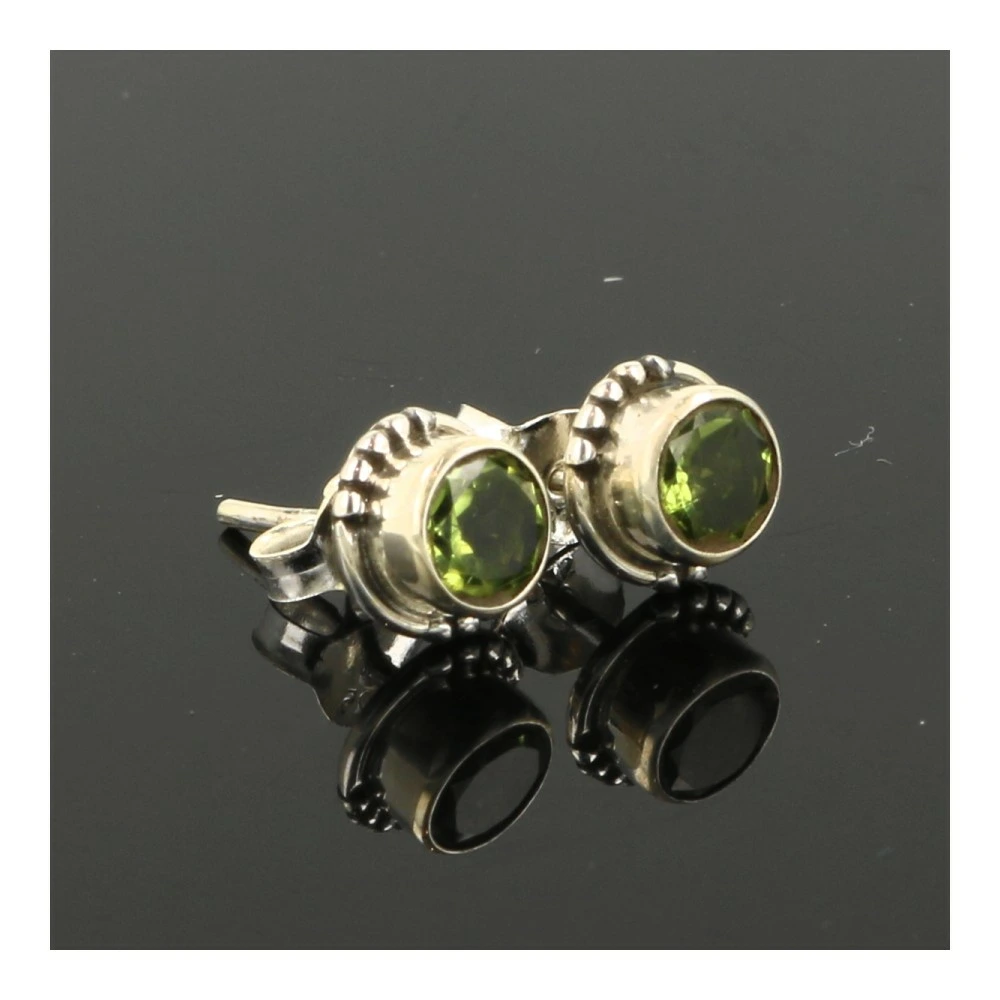 Peridoot oorbel in zilver 4,5mm facetgeslepen