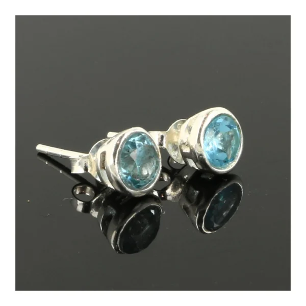 Fraaie 'Swiss Blue' blauwe topaas oorbellen in zilver met diameter van 5mm