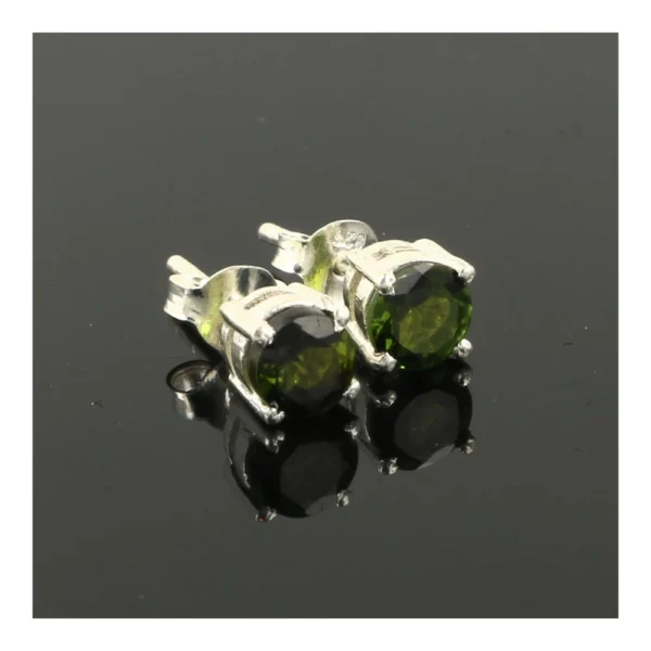 Fraaie facet geslepen groene toermalijn oorbel in zilver van 6mm