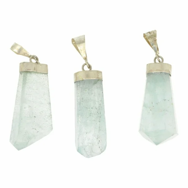 Fraaie blauwe aquamarijn hanger met zilveren kapje van 3cm lang