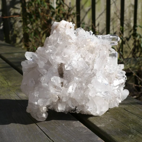 Prachtig cluster bergkristal met rondom heldere punten en fraai rechtop staand