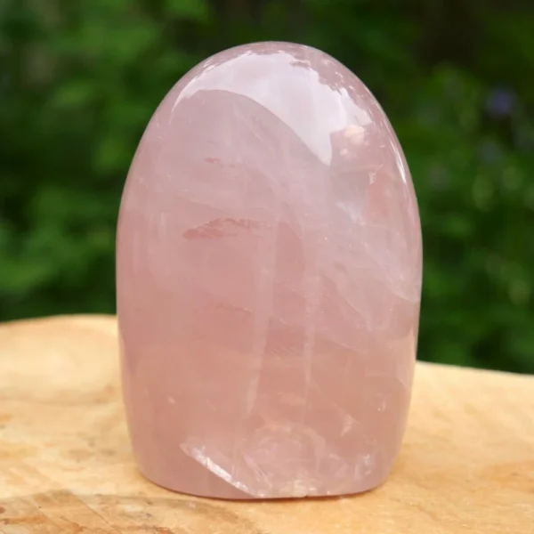 Fraaie roze rozenkwarts vrije vorm van 94mm hoog