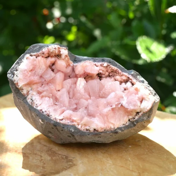 Fraaie lichtroze heulandiet geode nr6 van 10cm breed