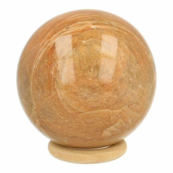 Mooie roze maansteen bol met diameter van 67mm op houten ring