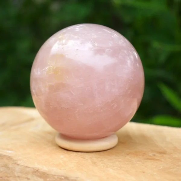 Mooie rozenkwarts bol met diameter van 61mm op houten ring