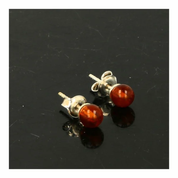 Fraai barnsteen oorbellen met ronde barnsteen van 4mm diameter op zilveren sterkertjes