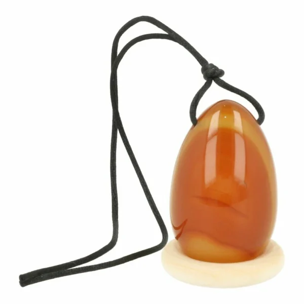 Mooi getekende carneool yoni ei van 40x25mm met gaatje en op houten ring