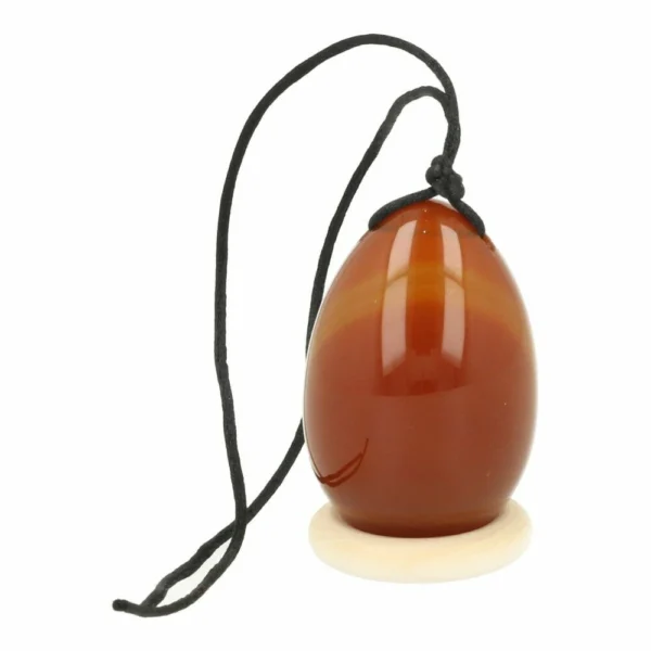 Mooie rode carneool yoni ei van 45mm hoog op houten ring en met gaatje