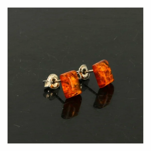 Fraaie goudgele barnsteen oorbel met rechthoekig barnsteen van 6x8mm op zilveren stekertje