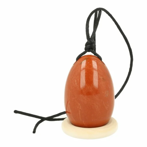 Mooi rode jaspis yoni ei op ringetje met een afmeting van 40x25mm