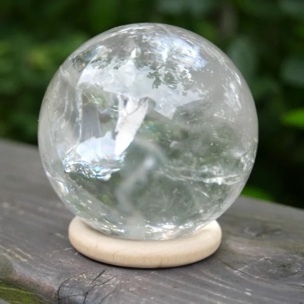 Heldere A-kwaliteit bergkristal bol met diameter van 68mm op houten ring