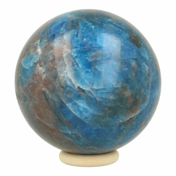 Fraaie blauwe apatiet bol met een diameter van 69mm op houten ring