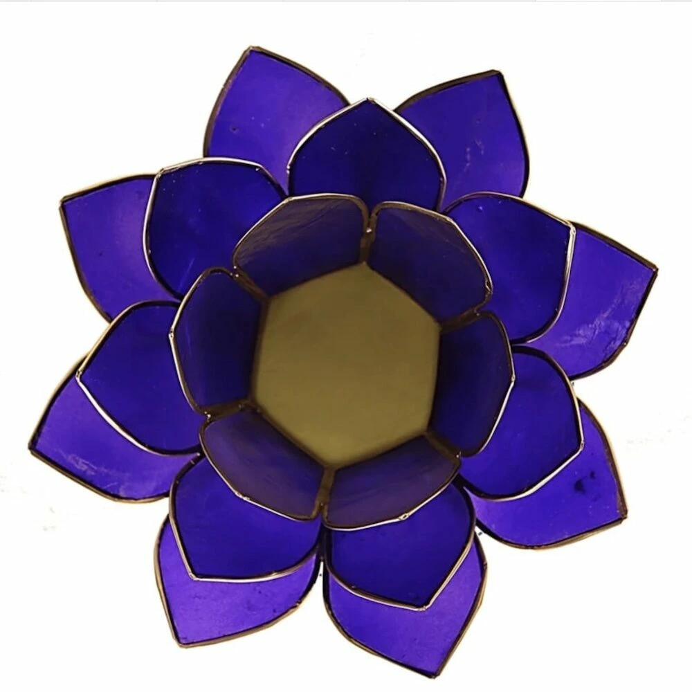 Fraai lotus waxinelichtje in de kleur indigo met gouden rand, passend bij het 6e chakra