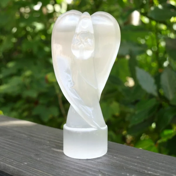 A-kwaliteit seleniet engel van 12cm hoog met gedraaide vleugels en verfijnd ontwerp
