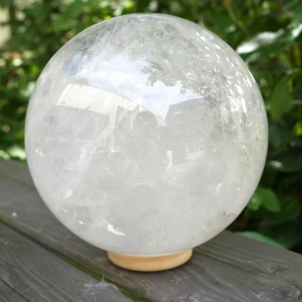 Fraaie heldere bergkristal bol XL met een diameter van 15,5cm op houten ring