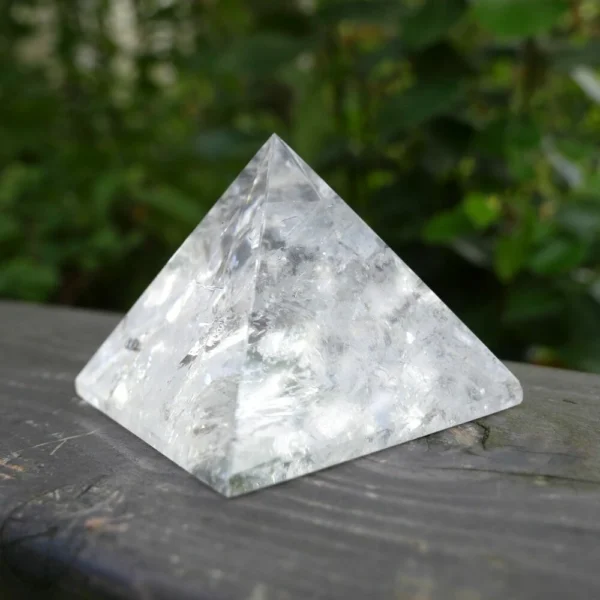 Fraaie heldere bergkristal piramide van 65mm breed uit Brazilië