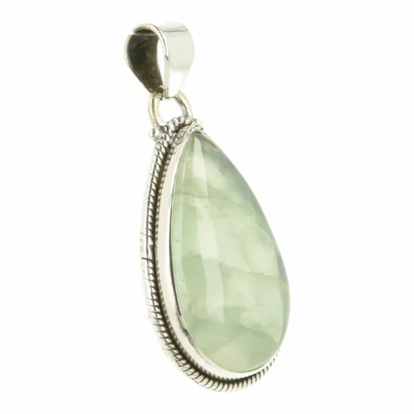Fraaie prehniet hanger in zilver nr9 in druppelvorm met bewerkte rand