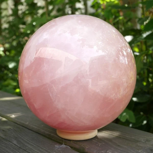 Topkwaliteit rozenkwarts bol met een diameter van 16,5cm op houten ring
