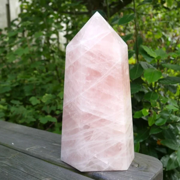 Fraaie rozenkwarts punt XL van maar liefst 25,5cm hoog en intense kleur