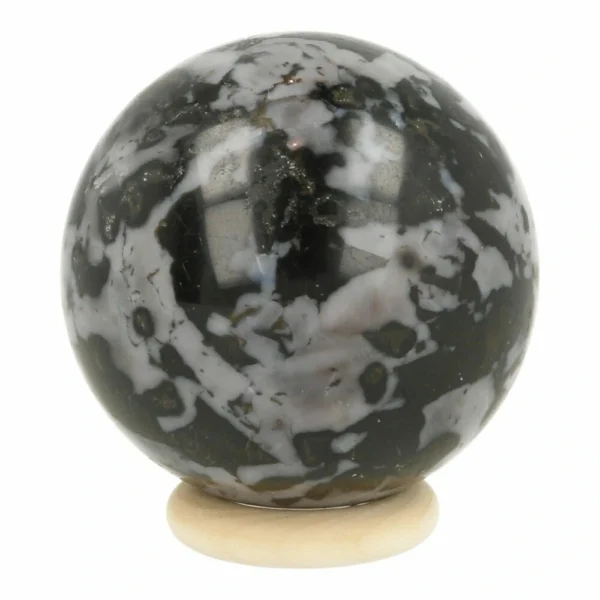 Mooie gabbro bol met diameter van circa 5cm op houten ring