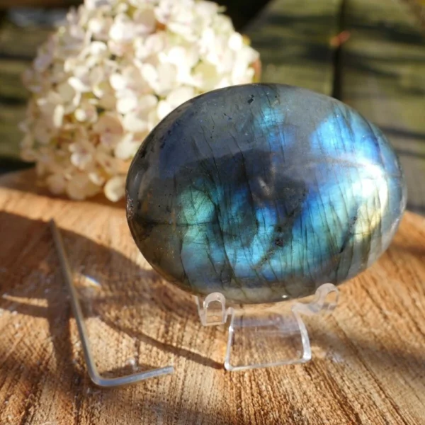 Fraaie assteen knuffelsteen labradoriet met ruimte voor een symbolische hoeveelheid as