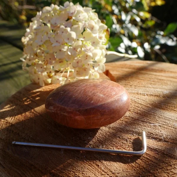 Fraaie mini urn of assteen knuffelsteen maansteen van 6cm lang