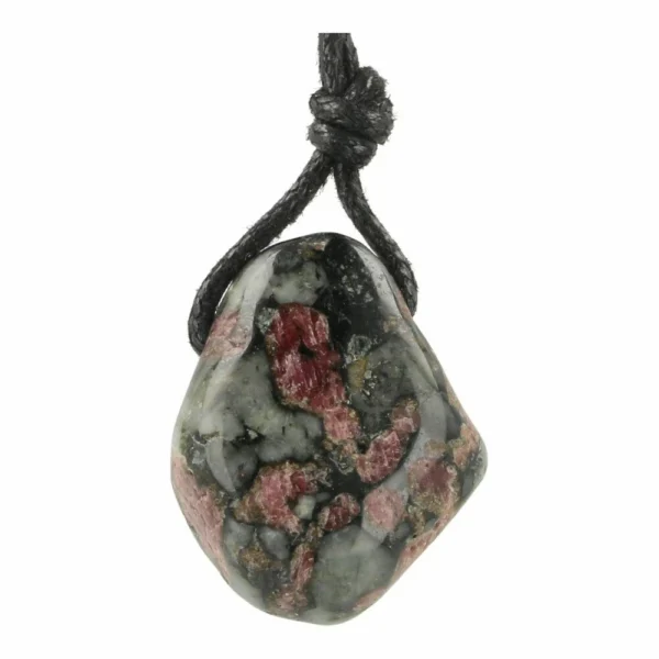 Eudialiet hanger doorboord