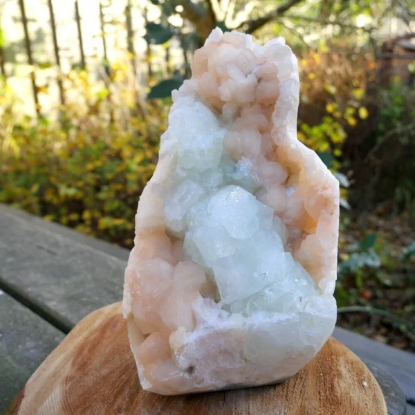 Fraaie groene apofyliet met roze stilbiet staande vorm van 22cm hoog