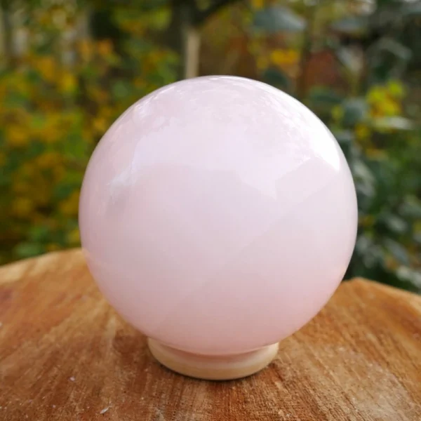 Fraaie mangano calciet bol met diameter van 78mm op houten ring