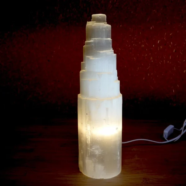 Fraaie seleniet lamp of satijnspaat van 35cm hoog met schakelaar, bolletje en snoer.