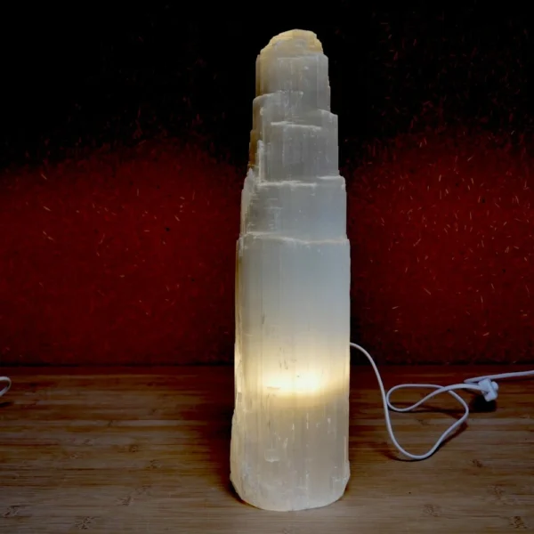 Fraaie grote seleniet lamp van 40cm hoog. Seleniet heet ook wel satijnspaat en deze lamp komt met een netsnoet met schakelaar en lampje.