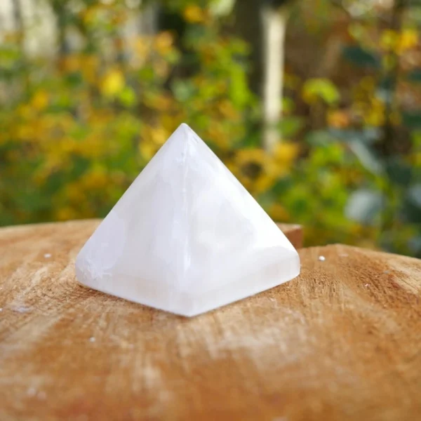 Fraaie seleniet piramide met zijdes van circa 4cm