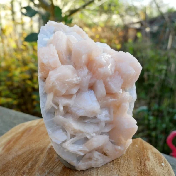 Topkwaliteit roze stilbiet met witte chalcedoon staande vorm van ruim 15cm hoog