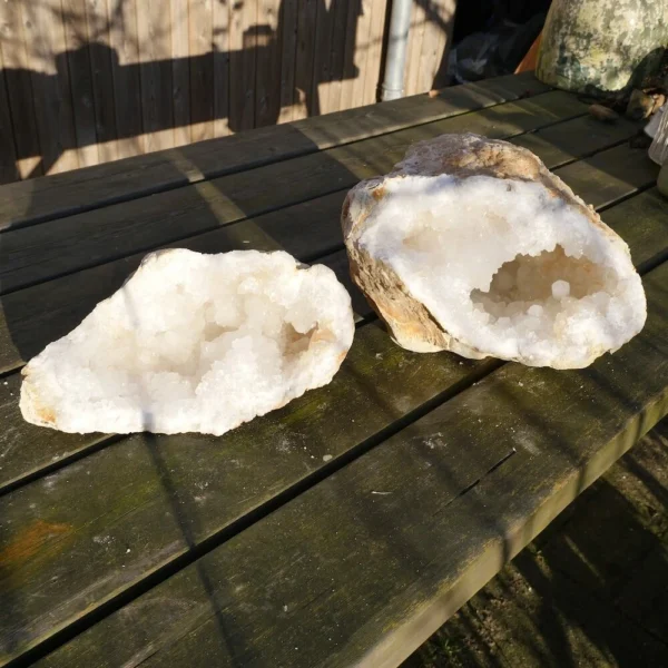 Fraai bergkristal geodepaar van ruim 11kg uit Marokko vol met fraaie kristallen