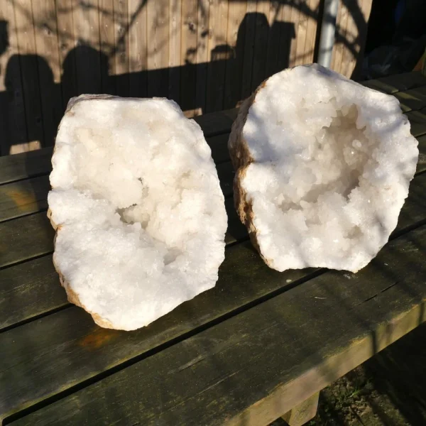 Fraaie grote bergkristal geode van 19kg en 28cm breed uit Marokko