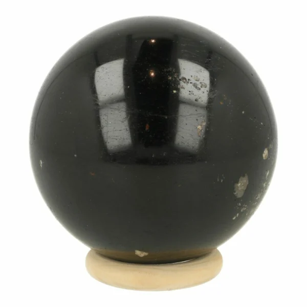 Mooie zwarte toermalijn bol met een diameter van 78mm op houten ring