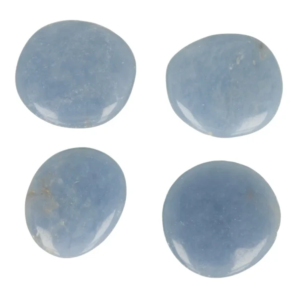 Fraaie platte angeliet zaksteen of amulet van 4-4,5cm lang