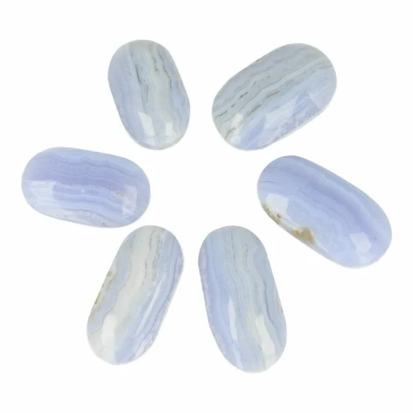 Fraaie blauwe chalcedoon knuffelsteen van 5-6cm lang