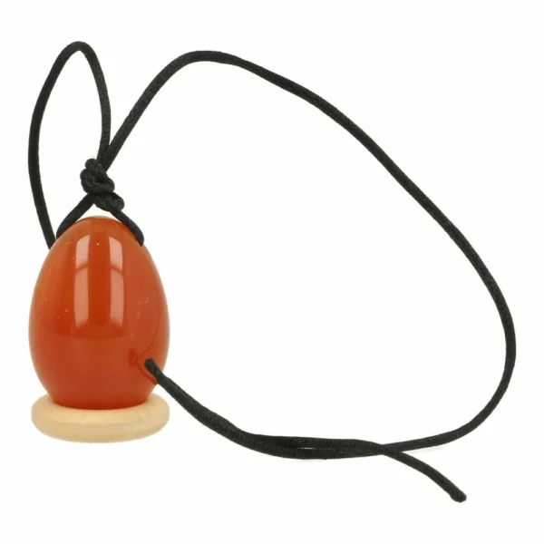Mooi rood oranje carneool yoni ei van 30mm hoog en 20mm breed op houten ring en met gaatje