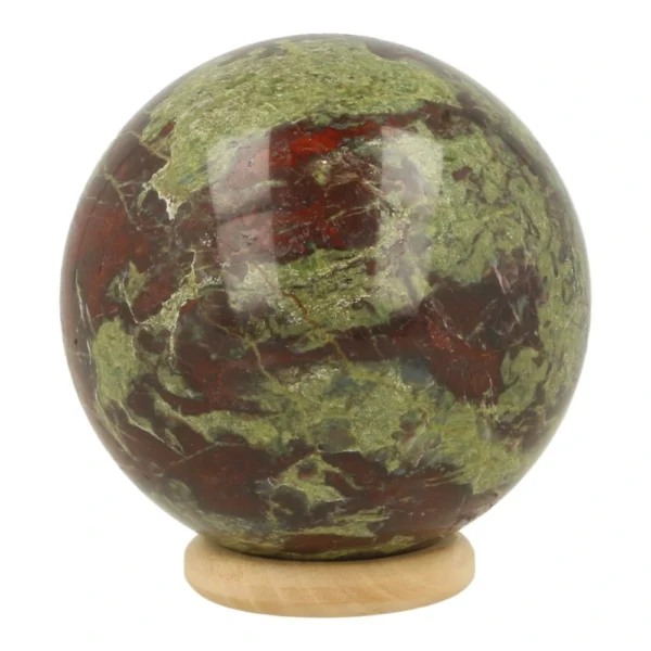 Mooie drakenbloedsteen bol met diameter van 53mm op houten ring