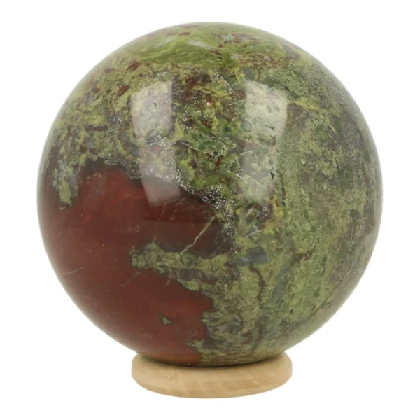 Mooie drakenbloedsteen bol met diameter van 62mm op houten ring