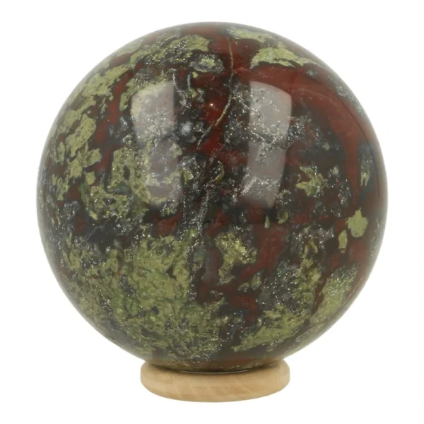 Mooi getekende drakenbloedsteen bol met diameter van 68mm op houten ring
