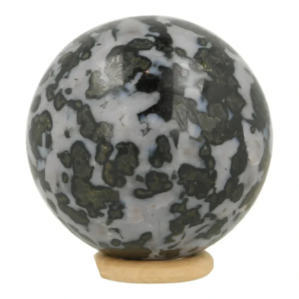 Mooie heldere gabbro bol met diameter van 60mm op houten ring