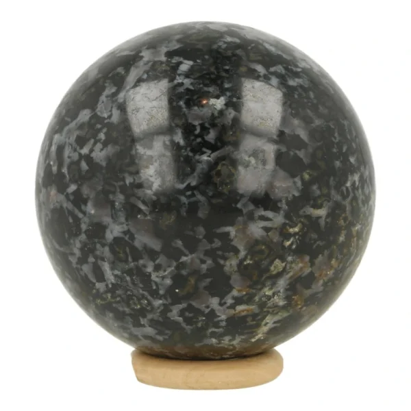 Mooie donkere gabbro bol met diameter van 64mm op houten ring