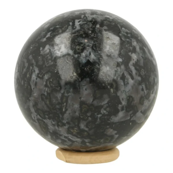 Fraaie gabbro bol met donkere kleuren en een diameter van 66mm op houten ring