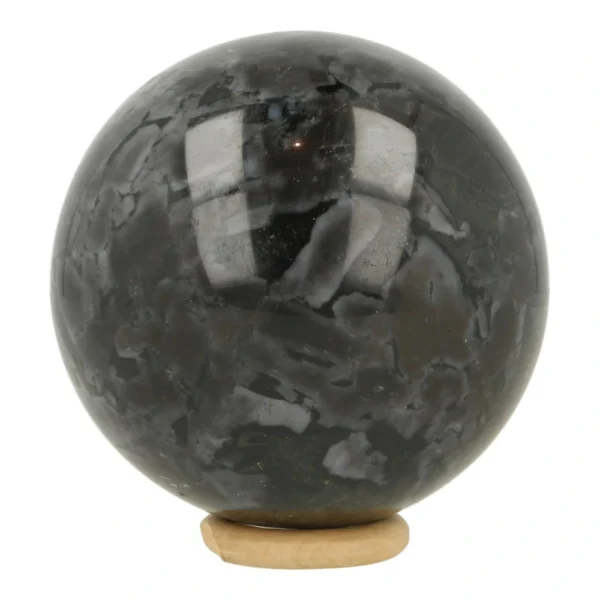 Mooie onderen gabbro bol met diameter van 70mm op houten ring