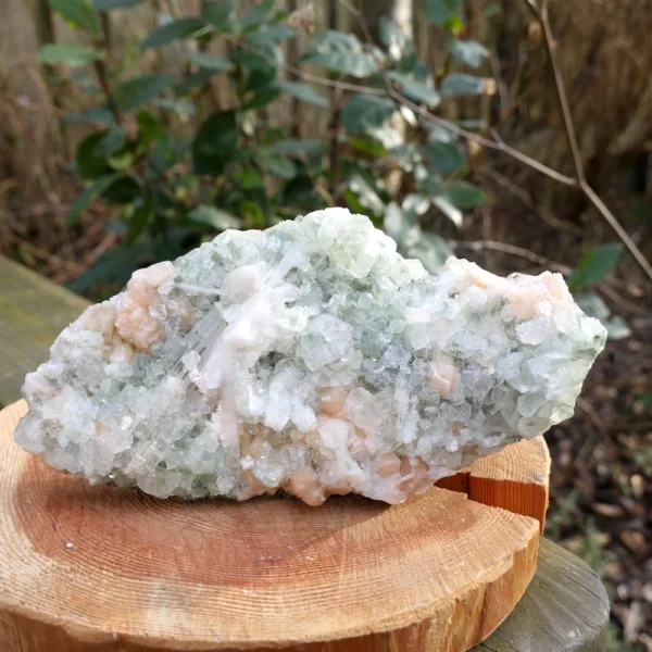 Prachtig stuk groene appofyliet met roze stilbiet en heldere scoleciet nr2 uit India en 17,5cm breed